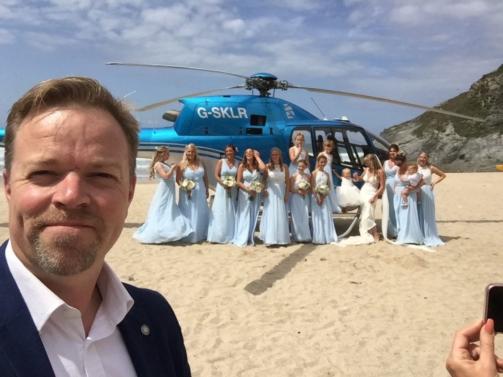 Close-up magician for wedding